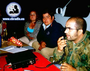 Juan Luis operando mientras Jose y compañía observan.