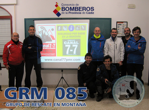 Miembros del GRM, tras la charla sobre radio y seguridad en la montaña.