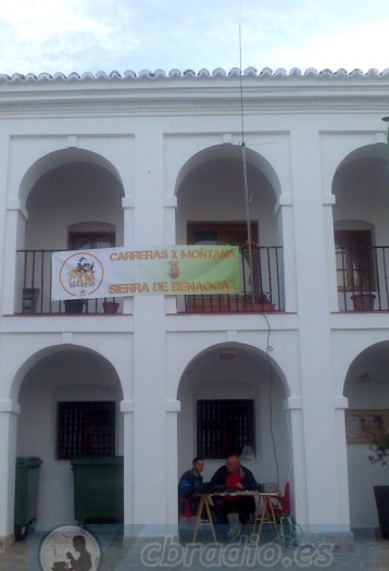 La estación de base en la plaza del pueblo.