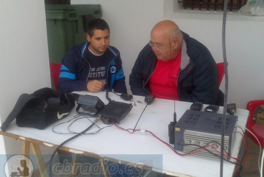 Jesús y Luis, atendiendo la estación base.