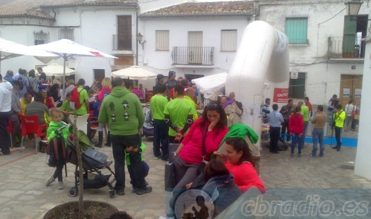 Ambiente deportivo y festivo en la Plaza de las Libertades de Benaocaz.