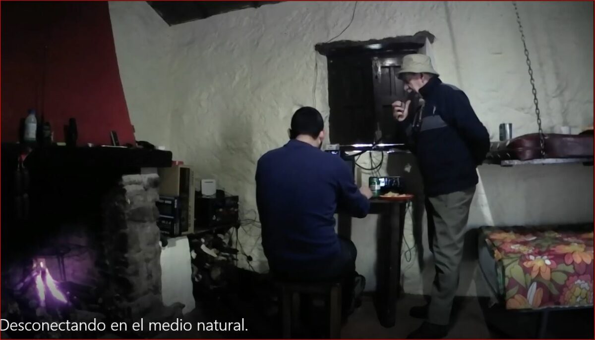 Jesús y Paco, atendiendo los equipos de radio.