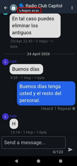 Cuando se configura una región para un canal, esta se muestra en la parte superior central de la aplicación MeshCore.