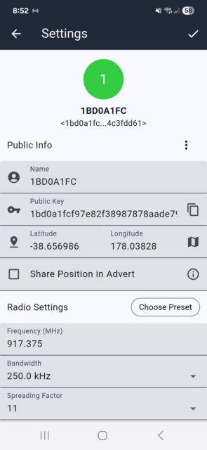 Toca el campo de nombre, borra el texto y escribe tu nombre.
